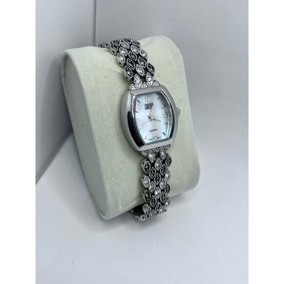 Gruen II Women's Silver Tone Watch Black Gray Analog *new battery* - Picture 2 of 10